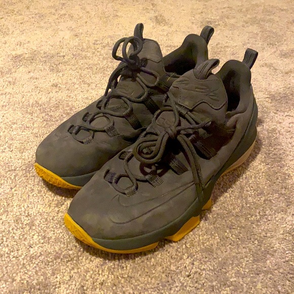 Lebron shoes - Picture 1 of 4